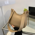 Bolso bandolera minimalista beige de cuero sintético liso con correa ancha - Caqui