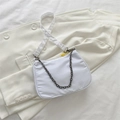 Borsa a tracolla bianca in nylon con catena in metallo e dettaglio gancio giallo - Bianco