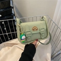 Mini borsa a tracolla verde menta con ricamo a cane e ciondolo a dinosauro - Verde