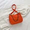 Borsa a mezzaluna in nylon arancione brillante con tracolla larga e catena metallica - Arancione