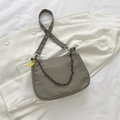 Borsa a mezzaluna in nylon grigio con catena in metallo scuro e clip gialla su blazer - Grigio