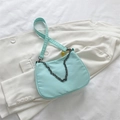 Borsa a mezzaluna in nylon verde menta con catena in metallo grigio e ciondolo a cuore - Verde