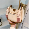 Bolso de hombro crema y marrón con pañuelo en cadena dorada de cuero PU de calidad - Beige