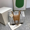 Μεγάλη καρό τσάντα tweed με καφέ δερμάτινες λαβές και διακοσμητικό τίγρη - Καφέ