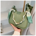 Bolso bandolera de cuero verde media luna con cadena dorada y detalle de pañuelo floral - Verde