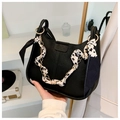 Bolso hobo negro moderno con cadena dorada y detalle de pañuelo de vaca para mujer - Negro