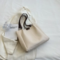 Bolso tote minimalista blanco crema con asas marrón oscuro para un uso profesional elegante - Blanco & Café