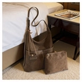 Détail d'un ensemble de cabas rétro en daim marron café avec pochette zippée assortie - Marron