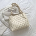 Sac fourre-tout matelassé blanc cassé avec surpiqûres losanges et logo en métal - Blanc
