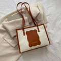 Borsa tote beige minimalista con finiture in pelle marrone e patch con logo a contrasto - Marrone