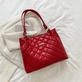 Grand sac cabas matelassé rouge avec fines bandoulières en cuir et motif classique à losanges - Rouge