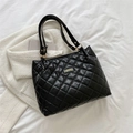 Sac cabas noir en similicuir matelassé avec détails dorés élégants et motif à losanges - Noir