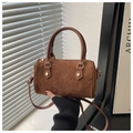 Detalle del bolso Boston de cuero esmerilado marrón con logo y herrajes dorados - Marrón