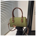 Detalle del bolso Boston de ante verde aguacate con adornos de cuero y herrajes dorados - Verde