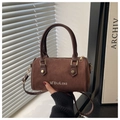 Detalle de bolso vintage de ante marrón oscuro con asas dobles y herrajes dorados - Marrón