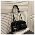 Detail einer schwarzen Vintage-Schultertasche mit zwei Taschen und Kirschanhänger - Schwarz Mit Anhänger