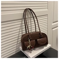 Detail der braunen Wildleder-Boston-Tasche mit Doppeltaschen und Kirsch-Anhänger - Braun mit Anhänger