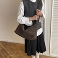 Donkerbruine matte draagtas met brede schouderband gedragen als een crossbody tas - Bruin