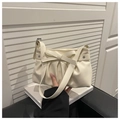 Dettaglio della borsa con fiocco crema, rivetti a stella argentati e pelle PU - Bianco