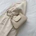 Elegante borsa a tracolla trapuntata beige con manico intrecciato su blazer beige - Bianco