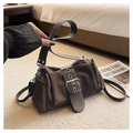 Dettaglio borsa hobo vintage marrone scuro con pieghe rétro e cintura con occhielli metallici - Marrone