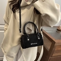 Schicke schwarze matte Boston Tasche mit Goldbeschlägen und verstellbarem Schultergurt - Schwarz