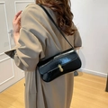 Französische Baguette-Tasche aus schwarzem Glanzleder mit goldener U-förmiger Schnalle - Schwarz