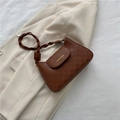 Borsa a tracolla goffrata marrone scuro con cinturino intrecciato e logo - Marrone Scuro
