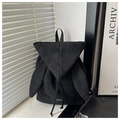 Dettaglio zaino in pelle scamosciata nera con orecchie da coniglio e logo fashion - Nero