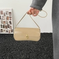Schicke beige Baguette-Schultertasche mit Goldschloss in urbanem Stil präsentiert - Khaki