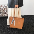 Bolso tote vintage de cuero marrón con bufanda floral y correas de hombro de gran tamaño - Marrón