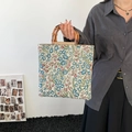 Borsa tote in tela con ricamo floreale e manico in bambù in elegante finitura bianca - Fiore Blu
