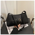 Detalle de bolso de hombro en cuero PU negro mate con hebilla metálica y correa fina - Negro