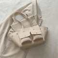 Borsa tote minimalista in pelle martellata crema beige con tasche anteriori - Bianco