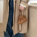 Mini borsa a nuvola in camoscio marrone con design a pieghe e tracolla sottile - Marrone