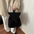 Mochila grande de ante negro con cordón ajustable, solapa triangular y textura suave - Negro