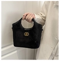 Detalle del bolso de terciopelo negro con diseño acolchado y hebilla de metal dorado - Negro sin Colgante