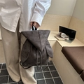 Mochila grande gris oscuro de ante sintético con cordón y detalle de moda - Gris