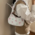 Dettaglio borsa floreale trapuntata con rose rosa e tracolla a balze con coulisse - Stile Floreale con Fiocco di Rosa / Bianco