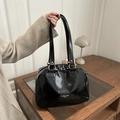 Grande borsa a tracolla in pelle oliata lucida nera con dettagli in metallo argentato - Nero