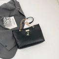 Elegante schwarze gewebte Tragetasche mit goldenem Hirschanhänger und Kettenriemen - Schwarz