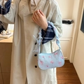 Borsa sottobraccio azzurra con ricami floreali rosa e dettagli con fiocco - Stile Floreale con Fiocco di Rosa / Blu