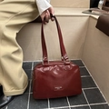 Borsa Boston in pelle cerata rosso scuro con doppio manico e toppa con logo del marchio - Borgogna