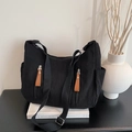 Borsa a tracolla in velluto a coste nero con cerniere e tiranti in pelle marrone - Nero