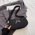 Borsa a mezzaluna in velluto a coste nero con ricamo a fiocco bianco e tracolla arricciata - Nero