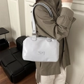 Grande borsa a spalla in pelle cerata azzurra con finitura lucida e logo moda - Azzurro