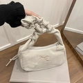 Borsa a spalla in velluto beige con ricamo a fiocco rosa e manico stile scrunchie - Bianco