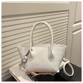 Primer plano de la textura del cuero blanco y herrajes plateados en el bolso estilo cubo - Blanco