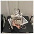 Detail van crème gewatteerde mini bucket bag met sjaalhandvat en gouden ketting - Wit