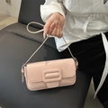 Bolso de hombro rosa claro con detalle de hebilla grande y correa fina de cuero - Rosa